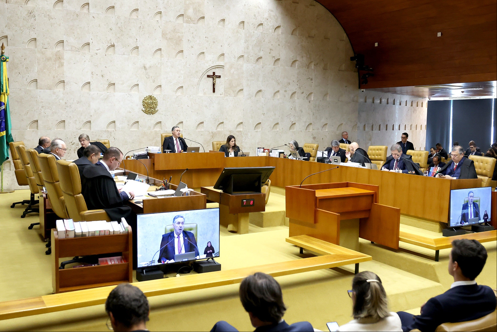 A ação questiona a exposição dessas imagens, como o crucifixo no plenário do STF,  em órgãos com atendimento ao público