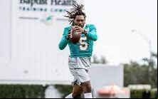 Jalen Ramsey, do Miami Dolphins, recebendo uma bola de futebol americano. Jogador pode ser o novo reforço do Dallas Cowboys.