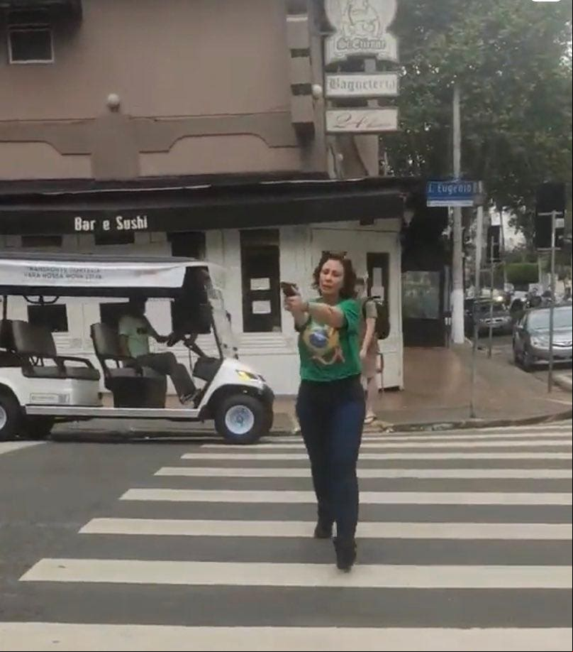A deputada federal Carla Zambelli (PL-SP) foi filmada apontando arma para homem à véspera da eleição de 2022