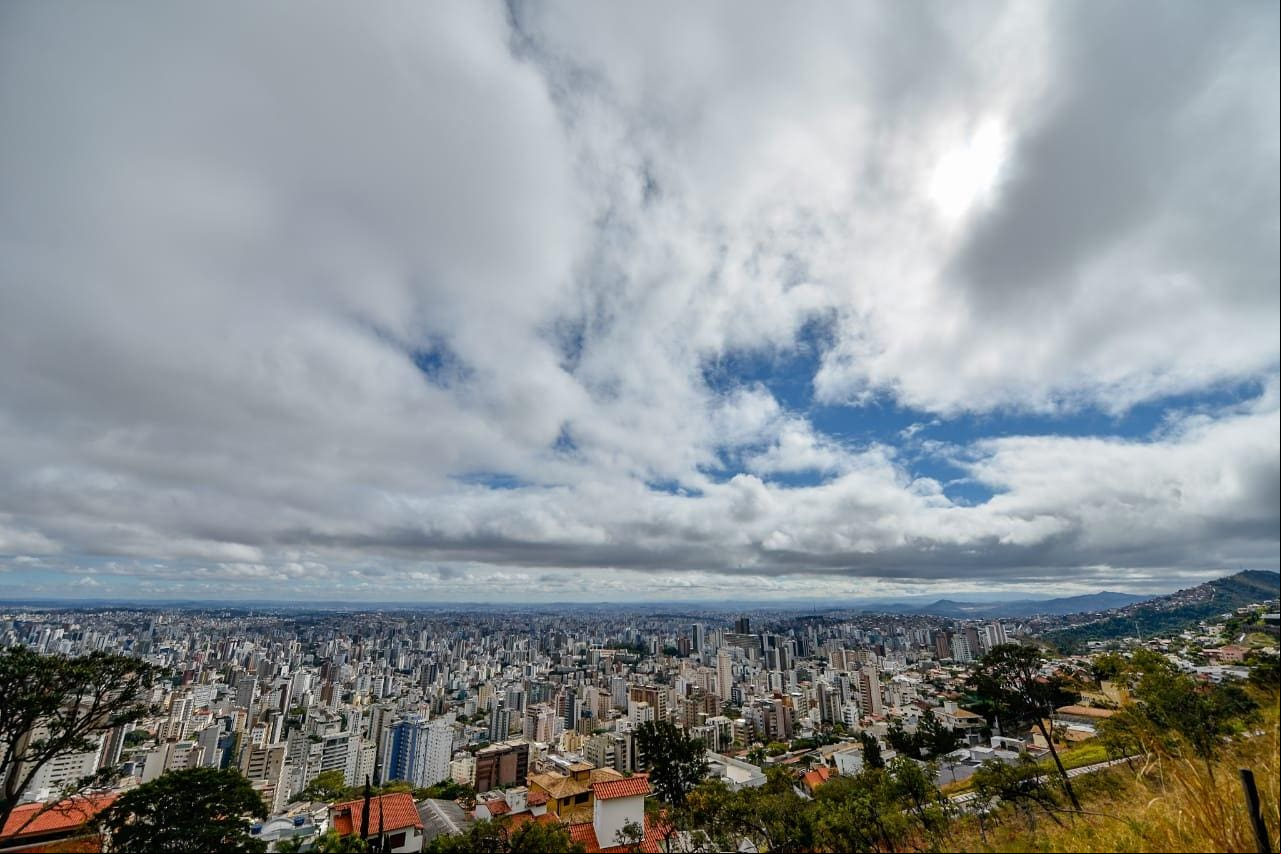 Dia deve ser de céu entre nuvens na capital mineira