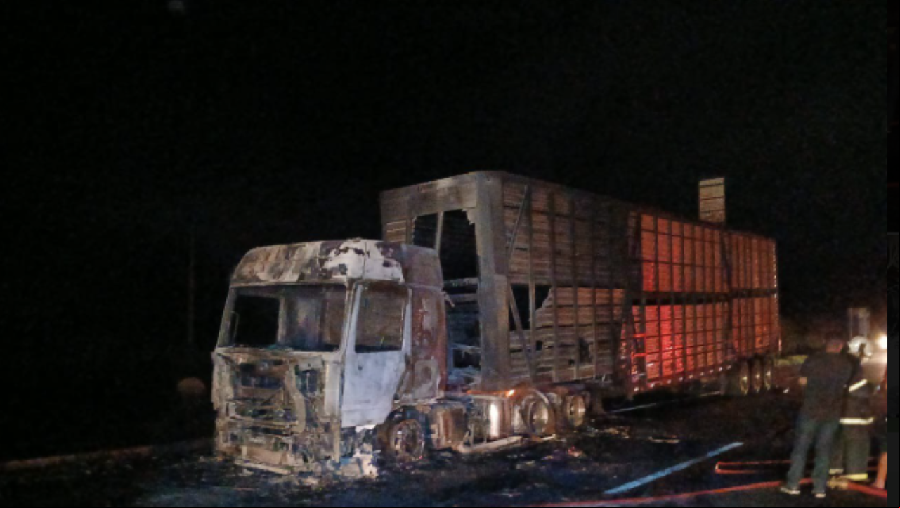 Carreta ficou completamente destruída após pegar fogo na BR-040, em Barbacena