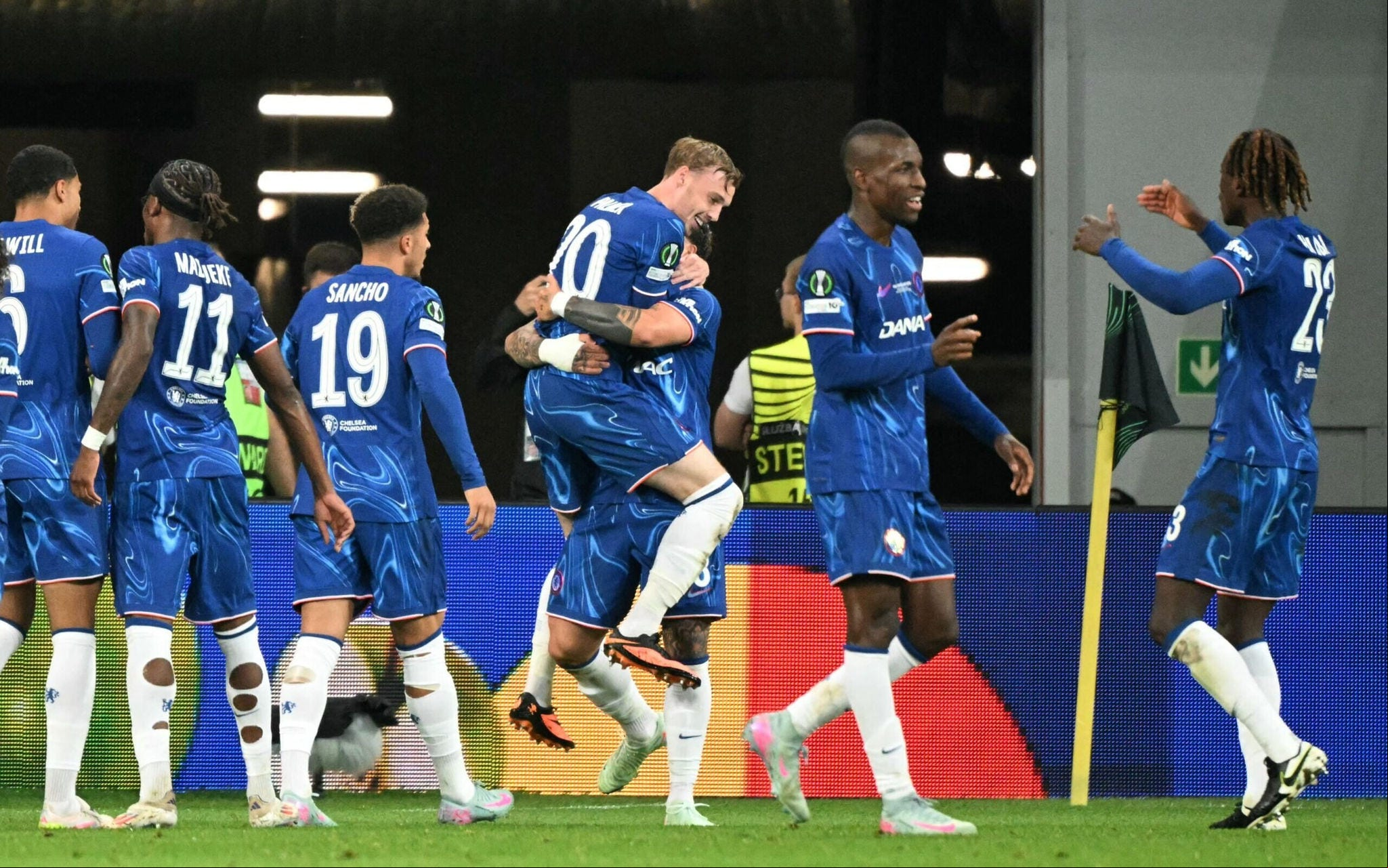 Chelsea celebrando o gol de Enzo Fernández, contra o Real Betis, pela Conference League (Foto: AFP)