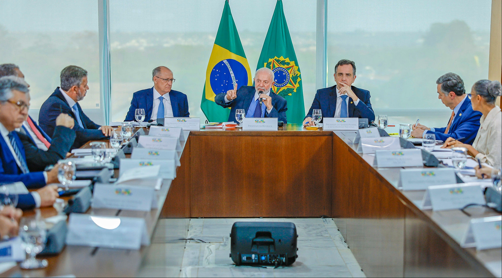 Presidente Lula se reuniu com chefe dos Poderes para debater as queimadas no Brasil, mas não participa de encontro com governadores