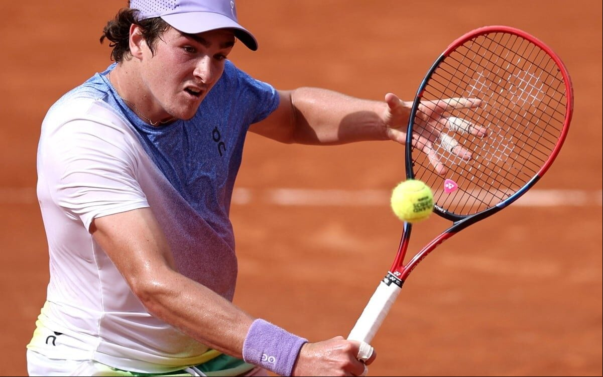 João Fonseca na vitória sobre o francês Pierre-Hugues Herbert em Roland Garros (FotoAnne-Christine POUJOULAT / AFP) João Fonseca na vitória sobre o francês Pierre-Hugues Herbert em Roland Garros (FotoAnne-Christine POUJOULAT / AFP)