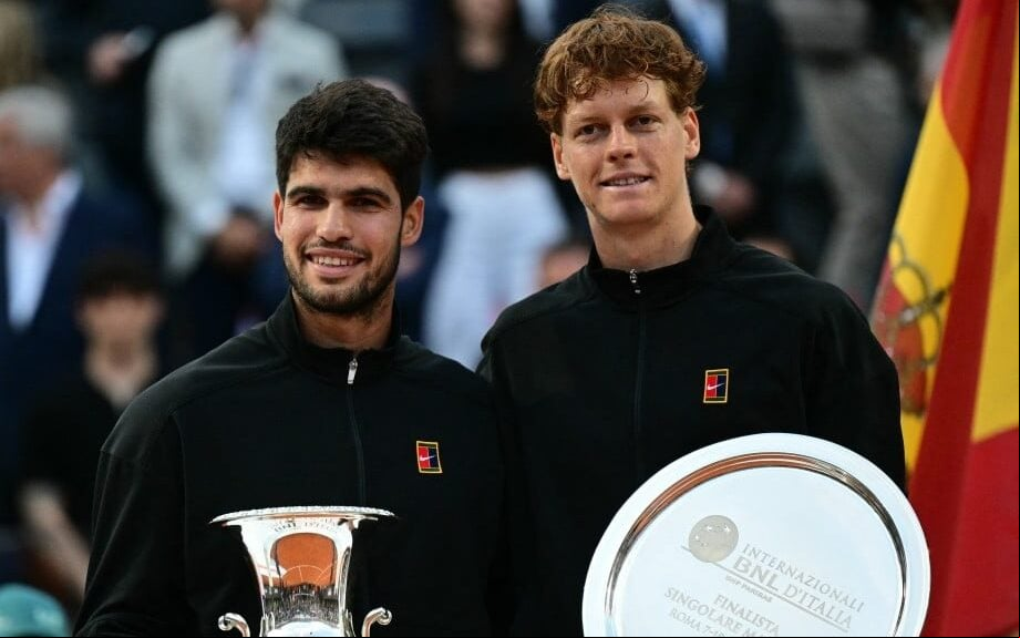 Alcaraz (e) derrotou Sinner na final do Masters 1000 de Roma (Foto:Tiziana FABI / AFP)