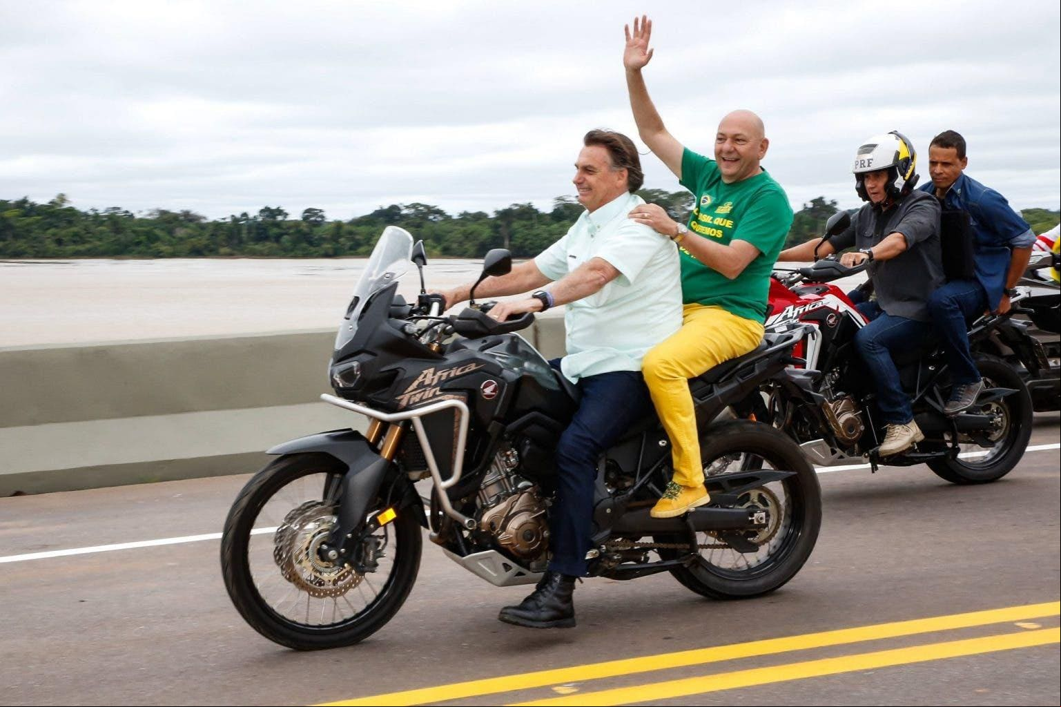 Luciano Hang em motociata com o então presidente Jair Bolsonaro (PL), que apoiou nas eleições de 2018 e 2022