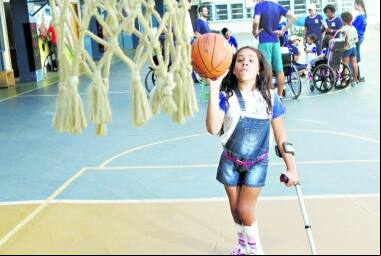 AMR - CIBELLY VITORIA A AMR oferece reabilitação física, apoio educacional e inclusão social para crianças e adolescentes com deficiência