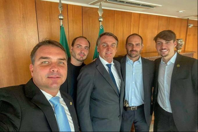 Da esquerda para a direita, Flávio, Carlos, Jair, Eduardo e Renan