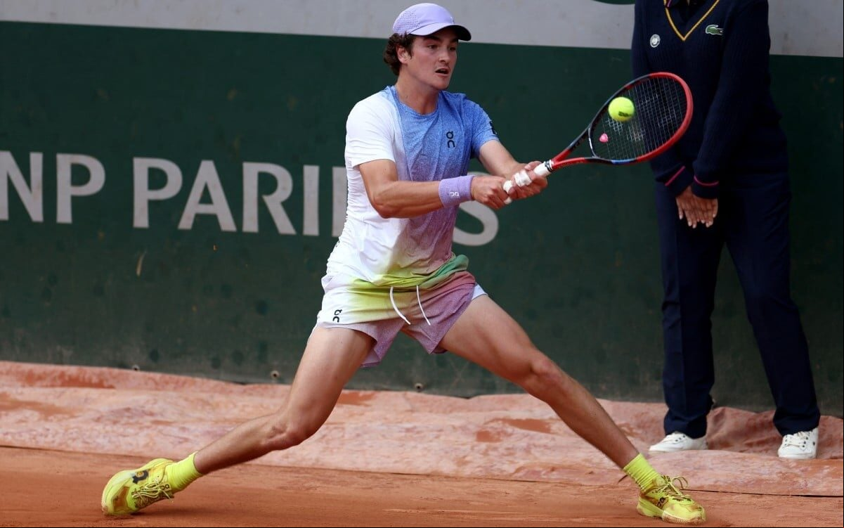 João Fonseca voleia na vitória sobre o polonês Hubert Hurkacz em Roland Garros (Foto: Franck FIFE / AFP)