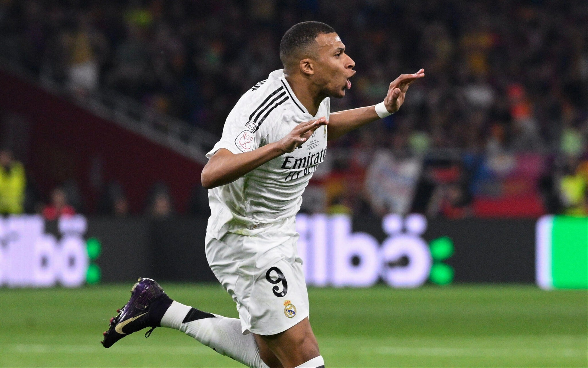 Kylian Mbappé comemora gol pelo Real Madrid diante do Barcelona, pela Copa do Rei (Foto: Josep Lago/AFP)