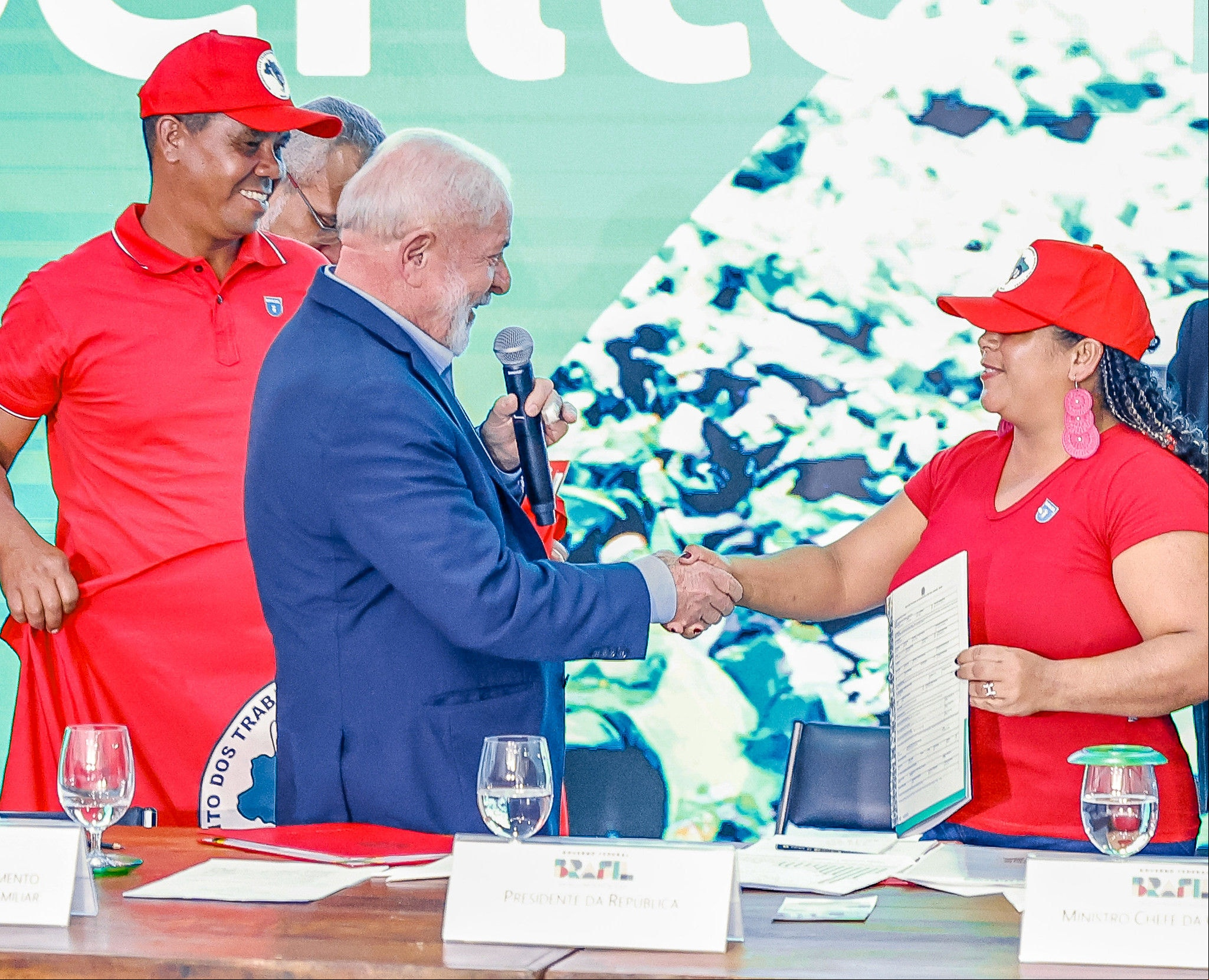 Presidente Lula com lideranças do MST durante o lançamento do "Terra da Gente", programa do governo federal sobre reforma agrária