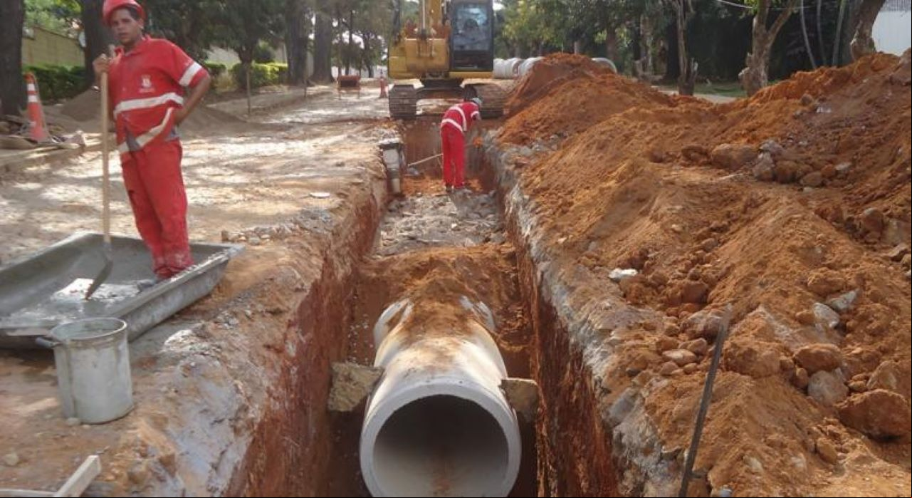 PBH iniciou obras de pavimentação na avenida Novara, no Bandeirantes; via é motivo de dor de cabeça para moradores