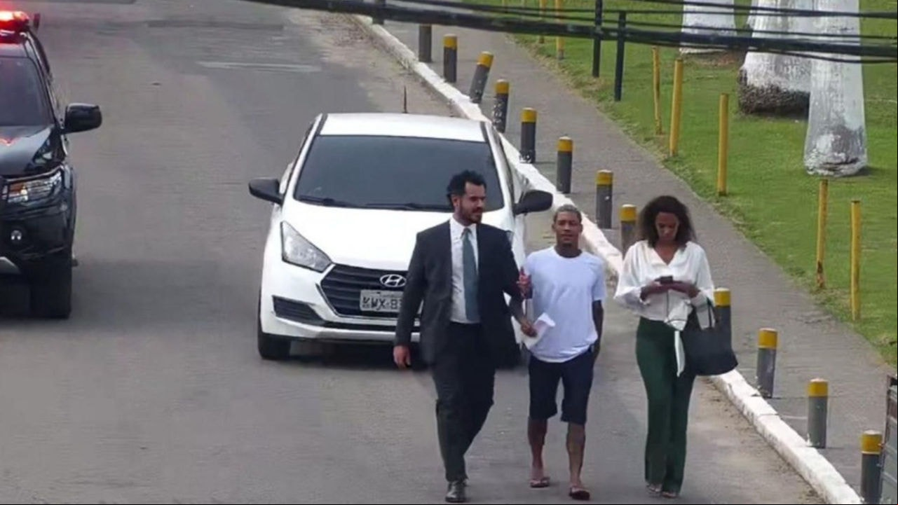 MC Poze do Rodo, com os seus advogados, caminha para deixar o presídio