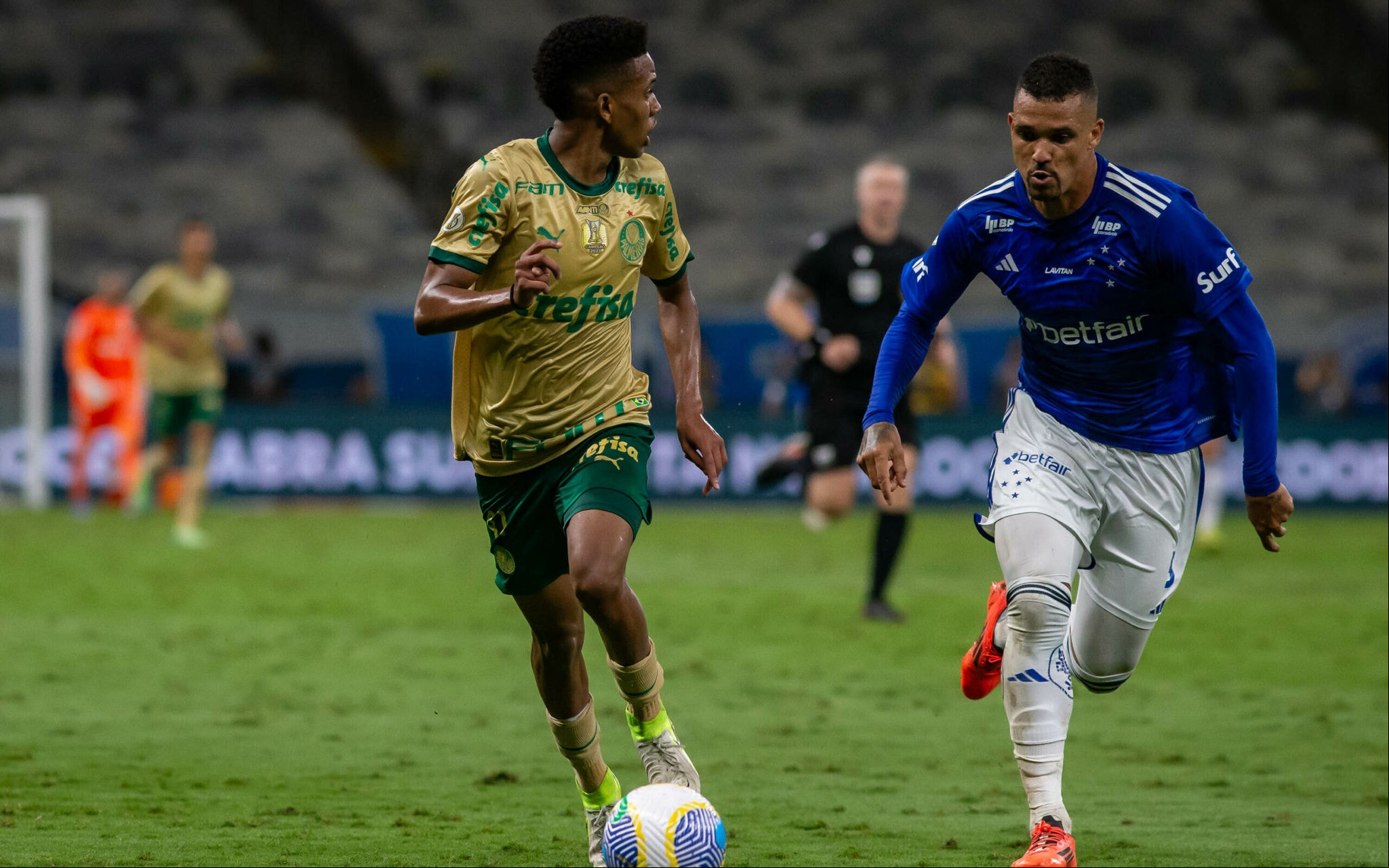MG - BELO HORIZONTE - 04/12/2024 - BRASILEIRO A 2024, CRUZEIRO X PALMEIRAS - Estevao jogador do Palmeiras durante partida contra o Cruzeiro no estadio Mineirao pelo campeonato Brasileiro A 2024. Foto: Fernando Moreno/AGIF