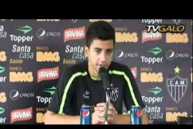 Renan Oliveira durante coletiva na época em que defendia o Atlético