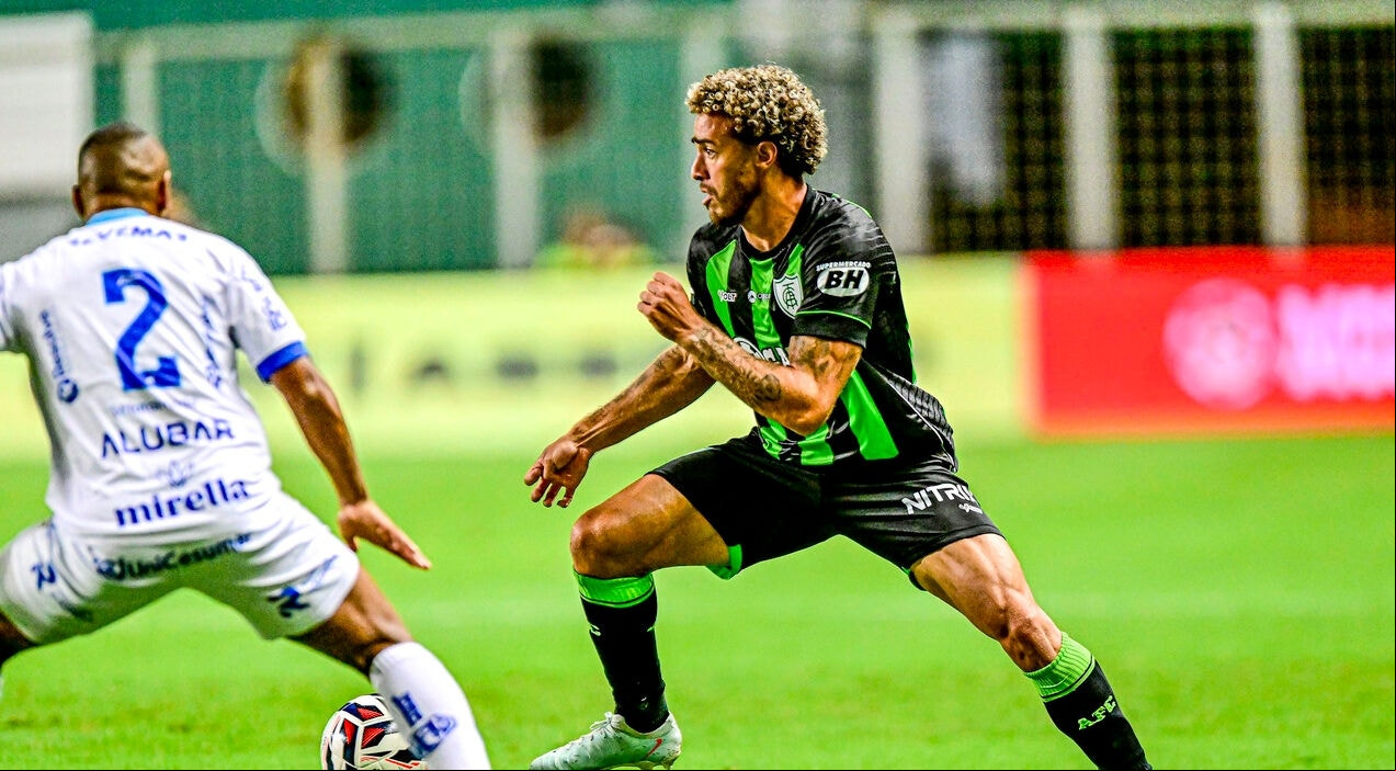Figueiredo, atacante do América, em jogo contra o Paysandu pela Série B
