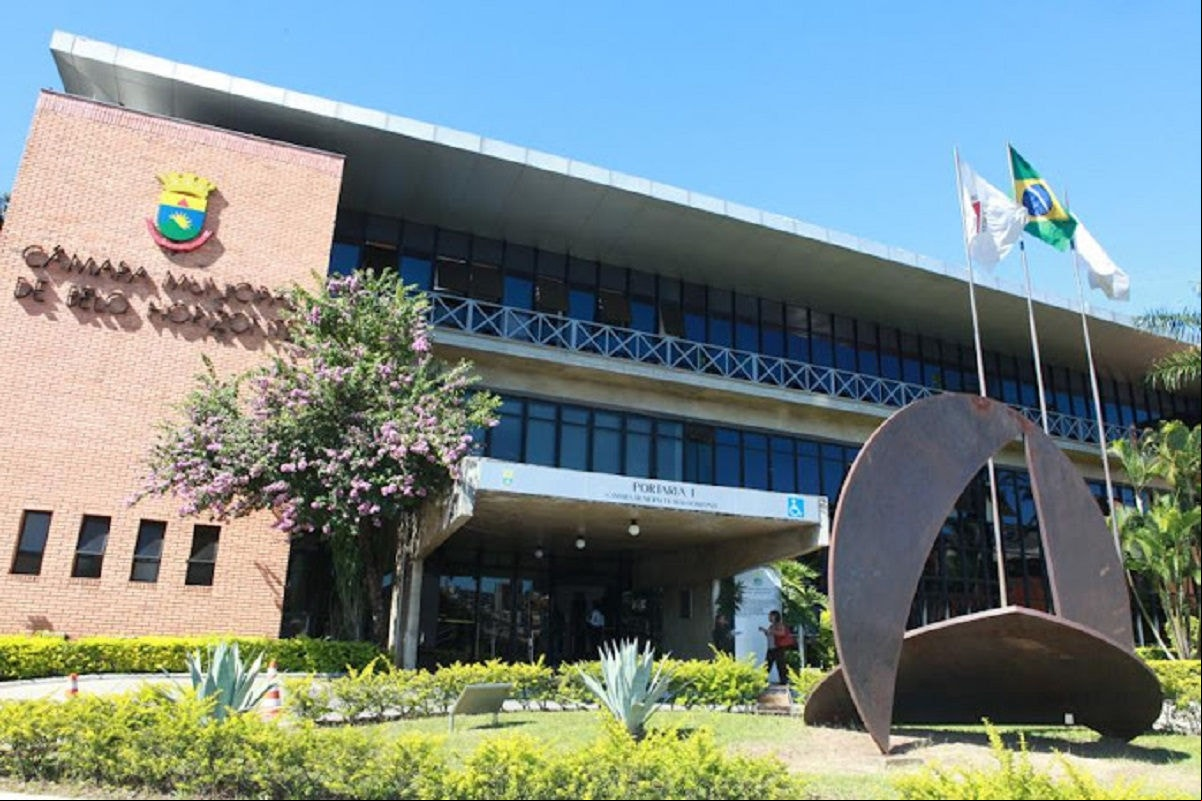 Na ausência de legislação clara, a senhora fiscal acordou num dia ensolarado e pensou em contribuir para uma vida melhor em BH