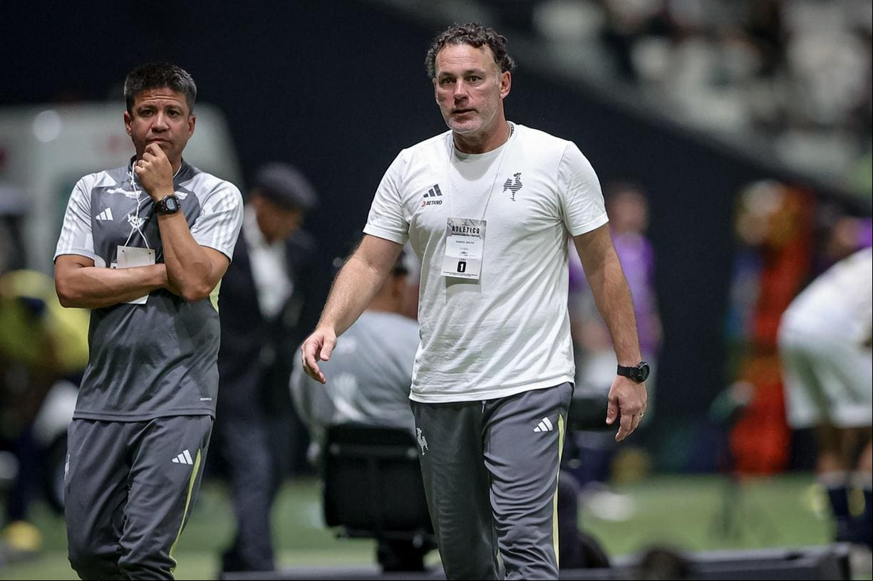 Técnico do Atlético, Gabriel Milito observa atuação da equipe em jogo na Arena MRV