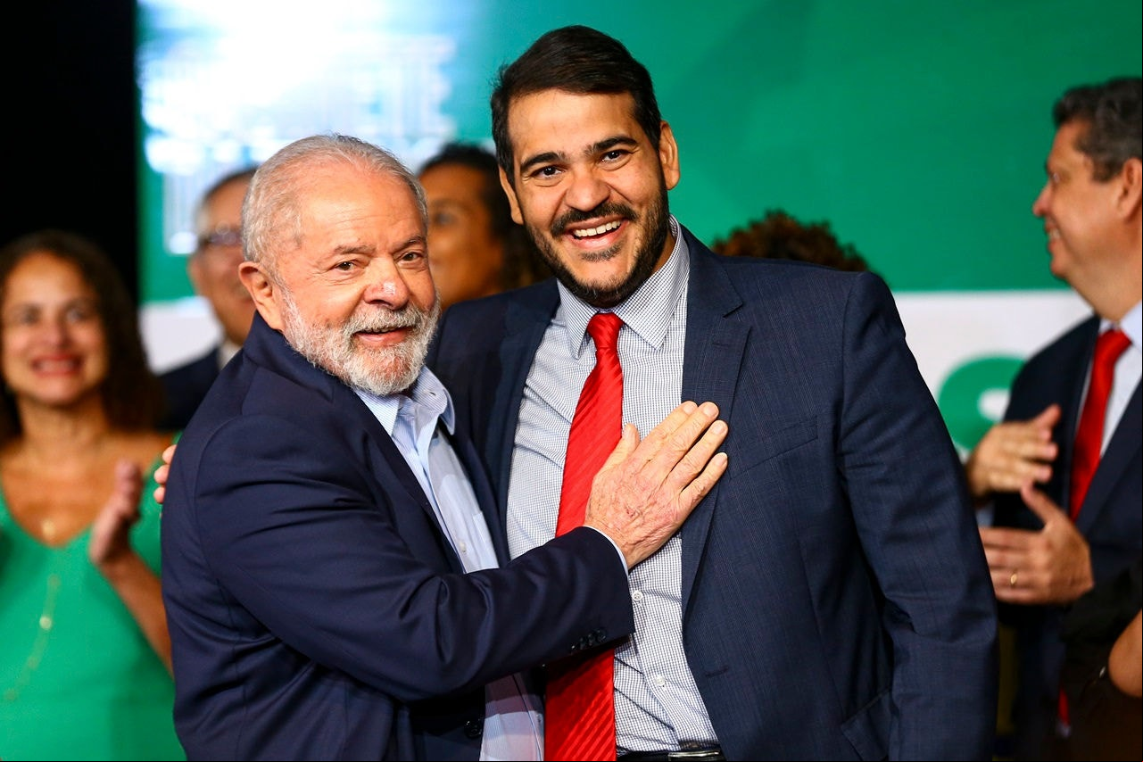 O presidente eleito, Luiz Inácio Lula da Silva, e o futuro ministro da Advocacia-Geral da União, Jorge Messias, durante anúncio de novos ministros que comporão o governo. O presidente eleito, Luiz Inácio Lula da Silva, e o futuro ministro da Advocacia-Geral da União, Jorge Messias, durante anúncio de novos ministros que comporão o governo.