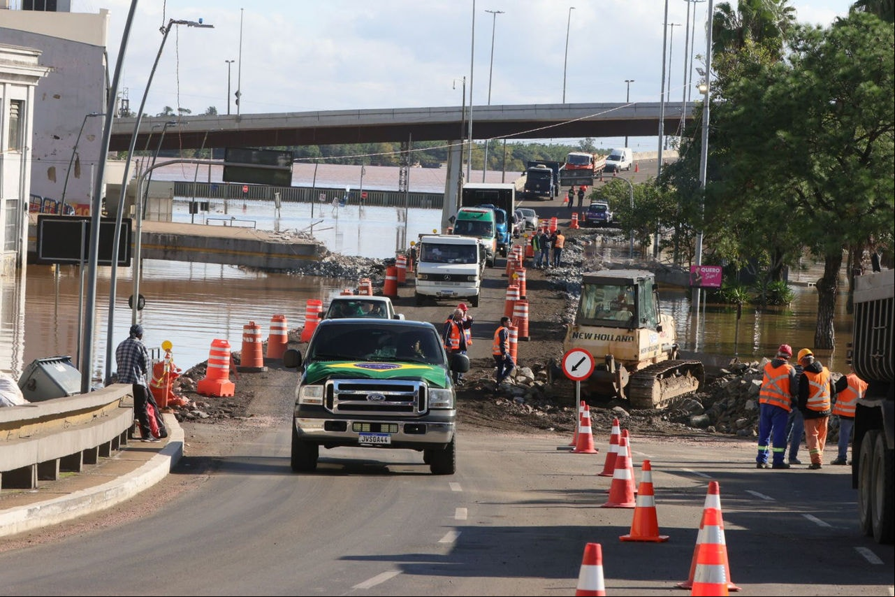 “Corredor humanitário” criado para agem de ajuda às vítimas das enchentes  no Rio Grande do Sul: Uma arela foi demolida próxima ao centro histórico de Porto Alegre para facilitar a agem de veículos