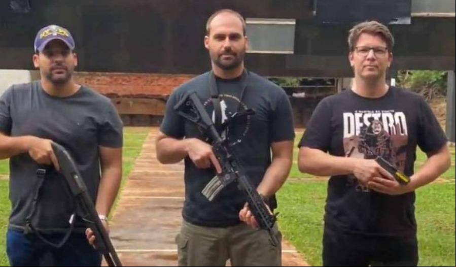 Bolsonaro arma cultura Mario Frias (dir.) fez aula de tiro no Bope com Eduardo Bolsonaro (centro), que disse que 'arma também é cultura'; à esquerda, André Porciuncula