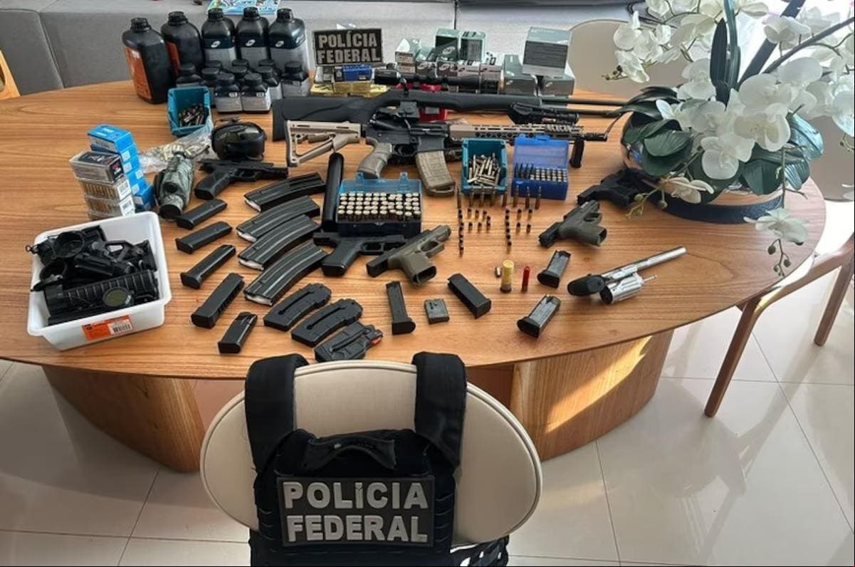 Armas de fogo, munições e outros itens apreendidos na casa de um dos alvos da 26ª fase da Operação Lesa Pátria
