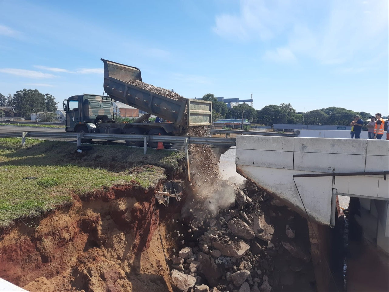 Caminhão e militares do Exército Brasileiro trabalham na recuperação de o à ponte em Estrela (RS)