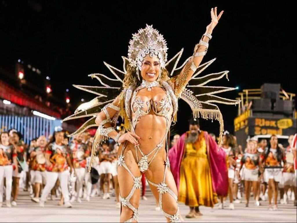 Tati Minerato encanta o público em estreia como rainha de bateria da Porto da Pedra: “Espetacular”
