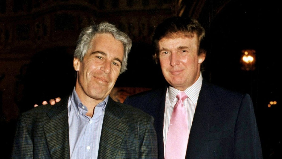 Donald Trump (à dir.) seria mencionado nos documentos do caso de Jeffrey Epstein (à esq.)