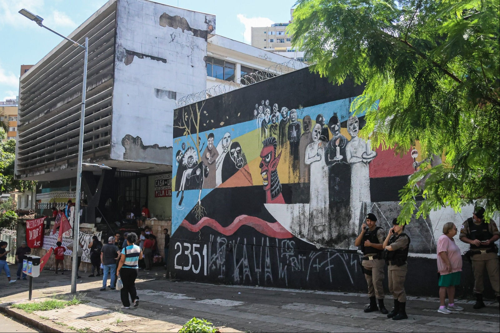 Prédio tem espaços com isolamento acústico que, conforme pesquisadora, dá indícios do que ocorreria na época da ditadura militar. e para o lado para ver todas as fotos.