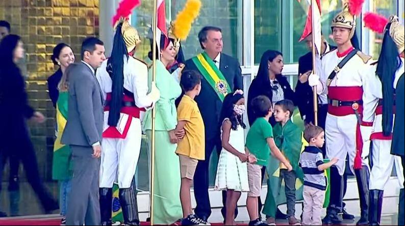 Bolsonaro aparece vestindo faixa presidencial em Brasília no 7 de setembro