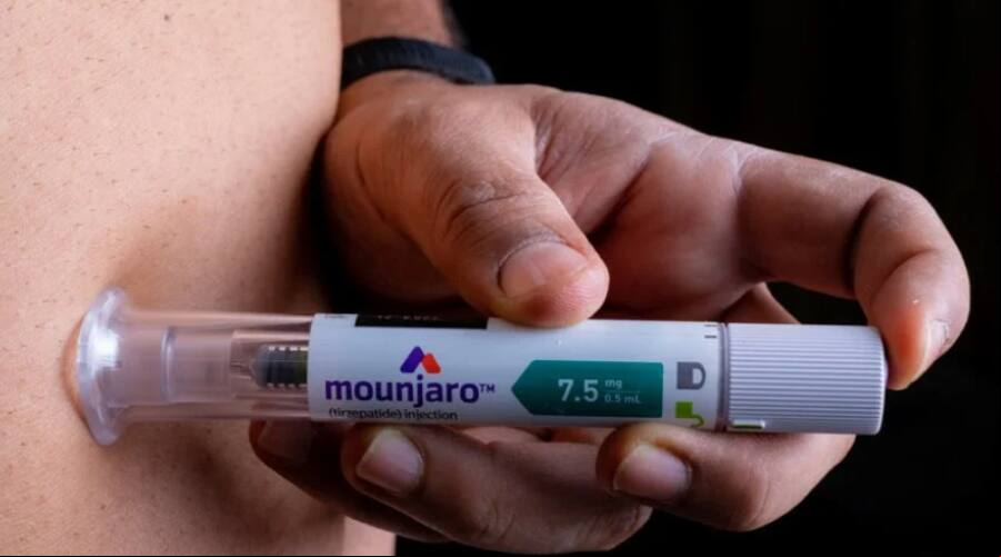 Pessoa aplicando Mounjaro,  um medicamento injetável utilizado para o tratamento de diabetes tipo 2 em adultos