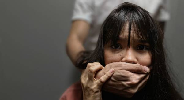 PM procura por adolescente de 15 anos suspeito de agredir mulher com barra de ferro