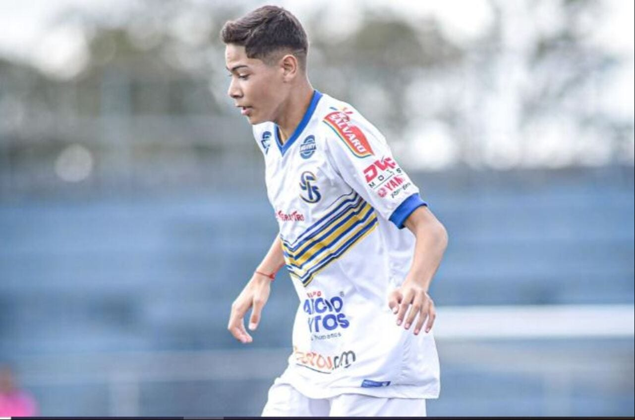 Jovem Nathan Ferreira, de 16 anos, precisa de cirurgia para seguir sonho no futebol