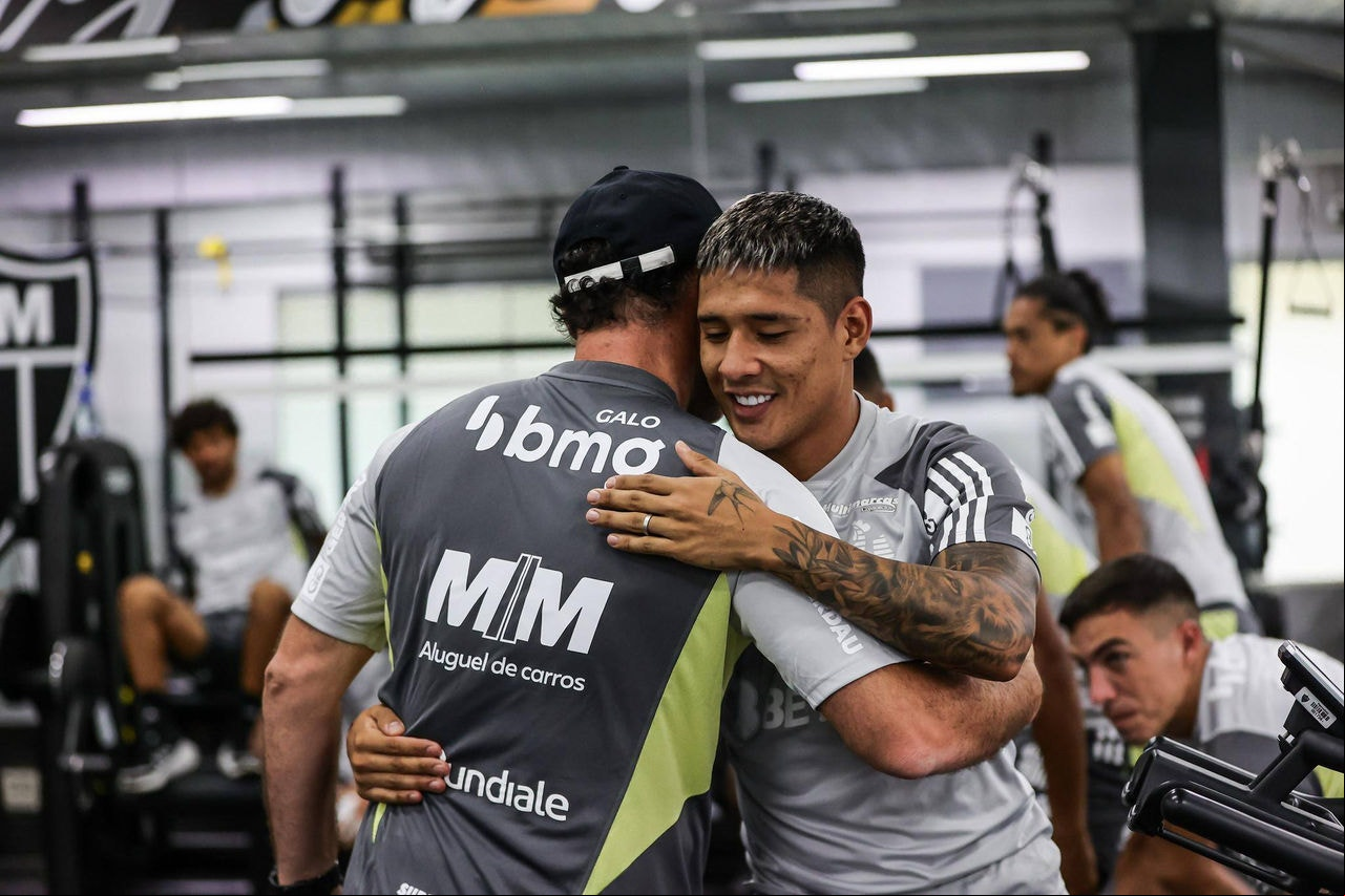 Técnico Milito abraça Zaracho durante treinamento físico na academia da Cidade do Galo