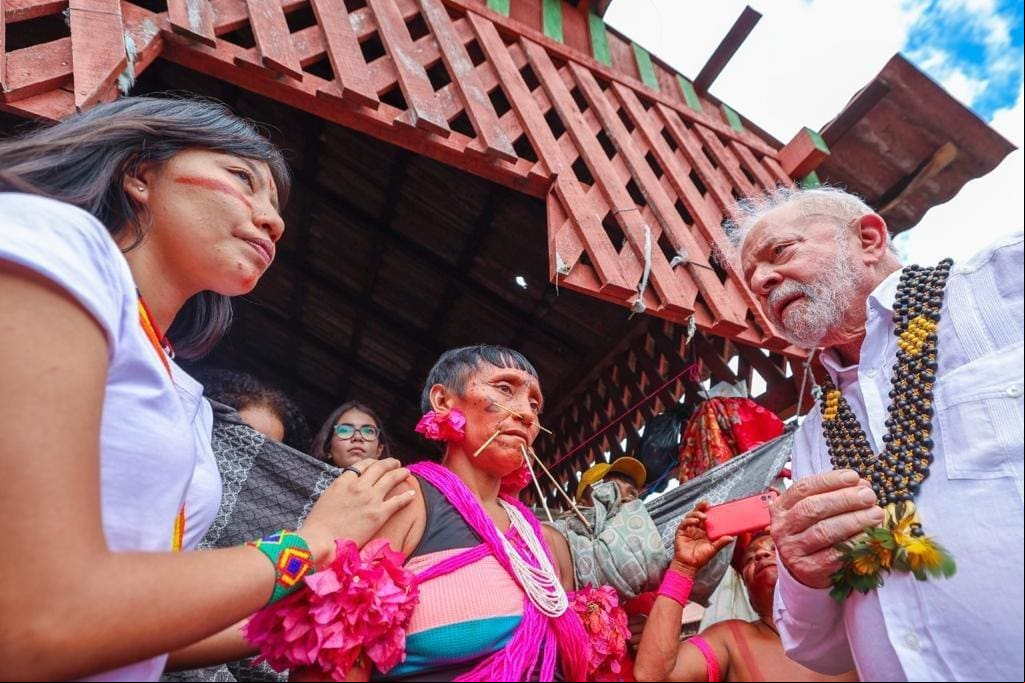 Lula visita os Yanomamis