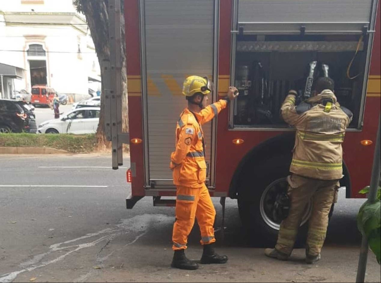 Apesar do susto, ninguém se feriu, de acordo com o Corpo de Bombeiros