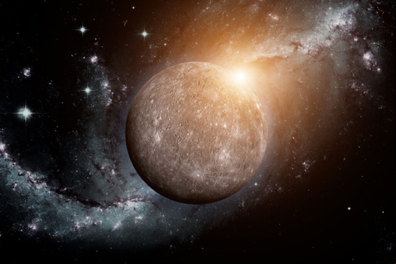 Planeta Mercúrio no meio do espaço